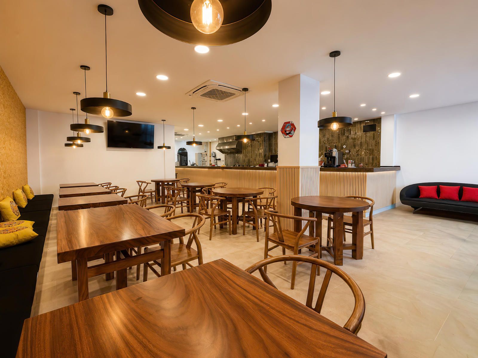 Gran Bar Cafetería totalmente equipado con terraza privada