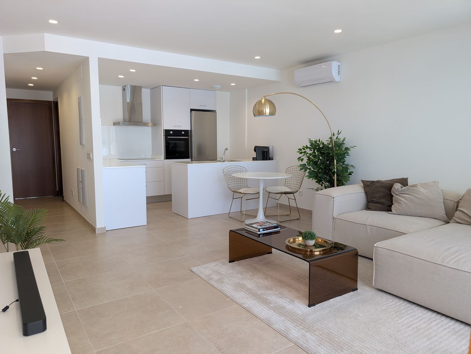 Großzügiges neuwertiges Duplex-Reihenhaus mit Garten