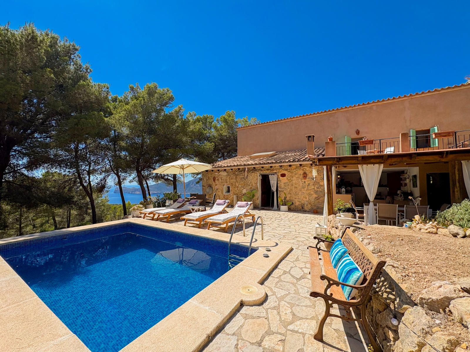 Casa rústica completamente registrada, de 200m2, en zona super exclusiva y privada de S'Arracó, Sant Elm.