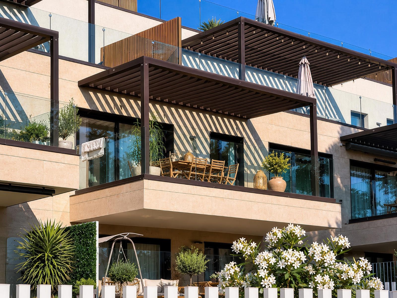 Piso seminuevo con terraza, piscina y plaza de parking — a tres minutos de la playa