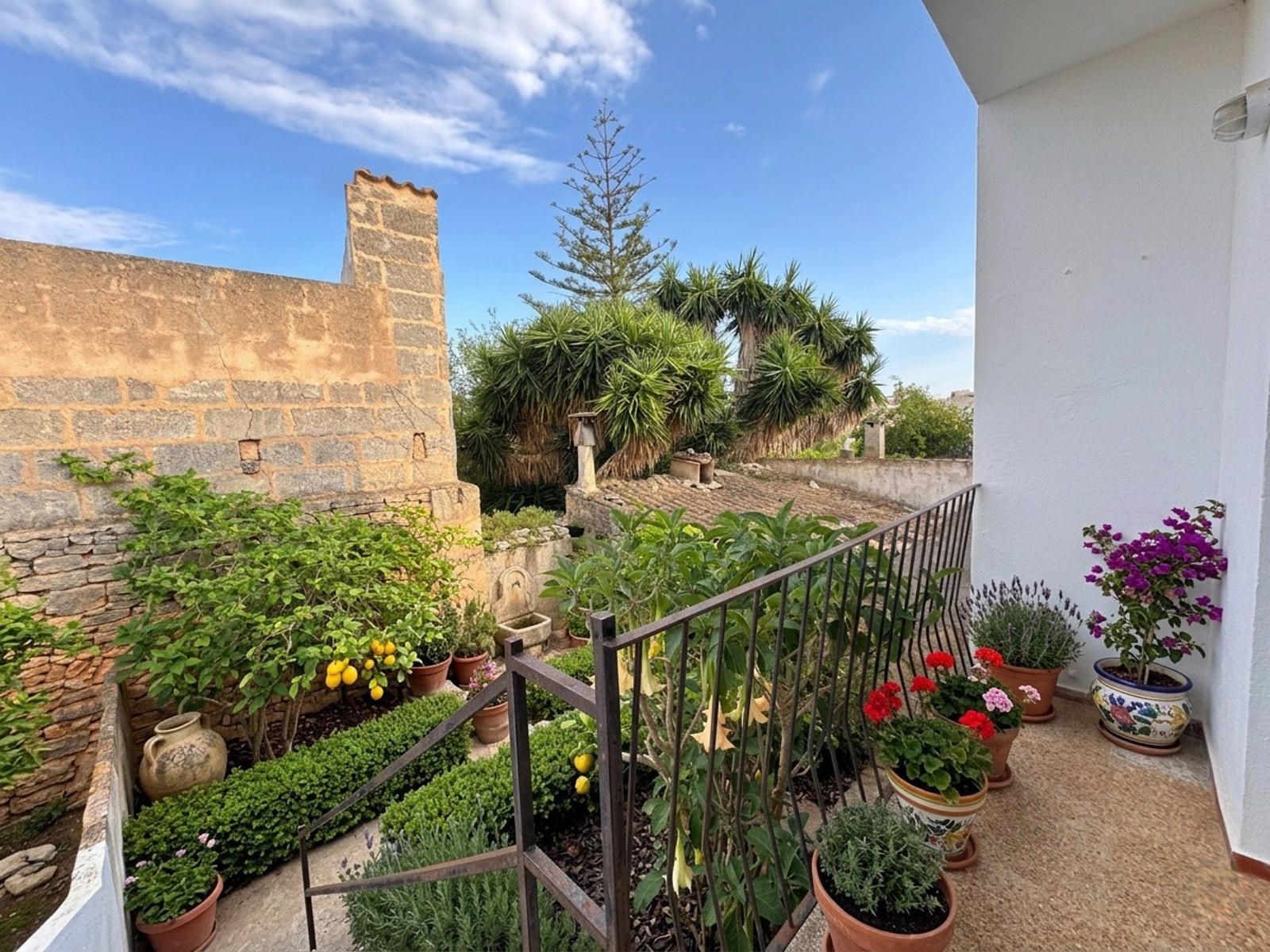 Casa de pueblo con gran potencial, garaje amplio y espacios exteriores privados