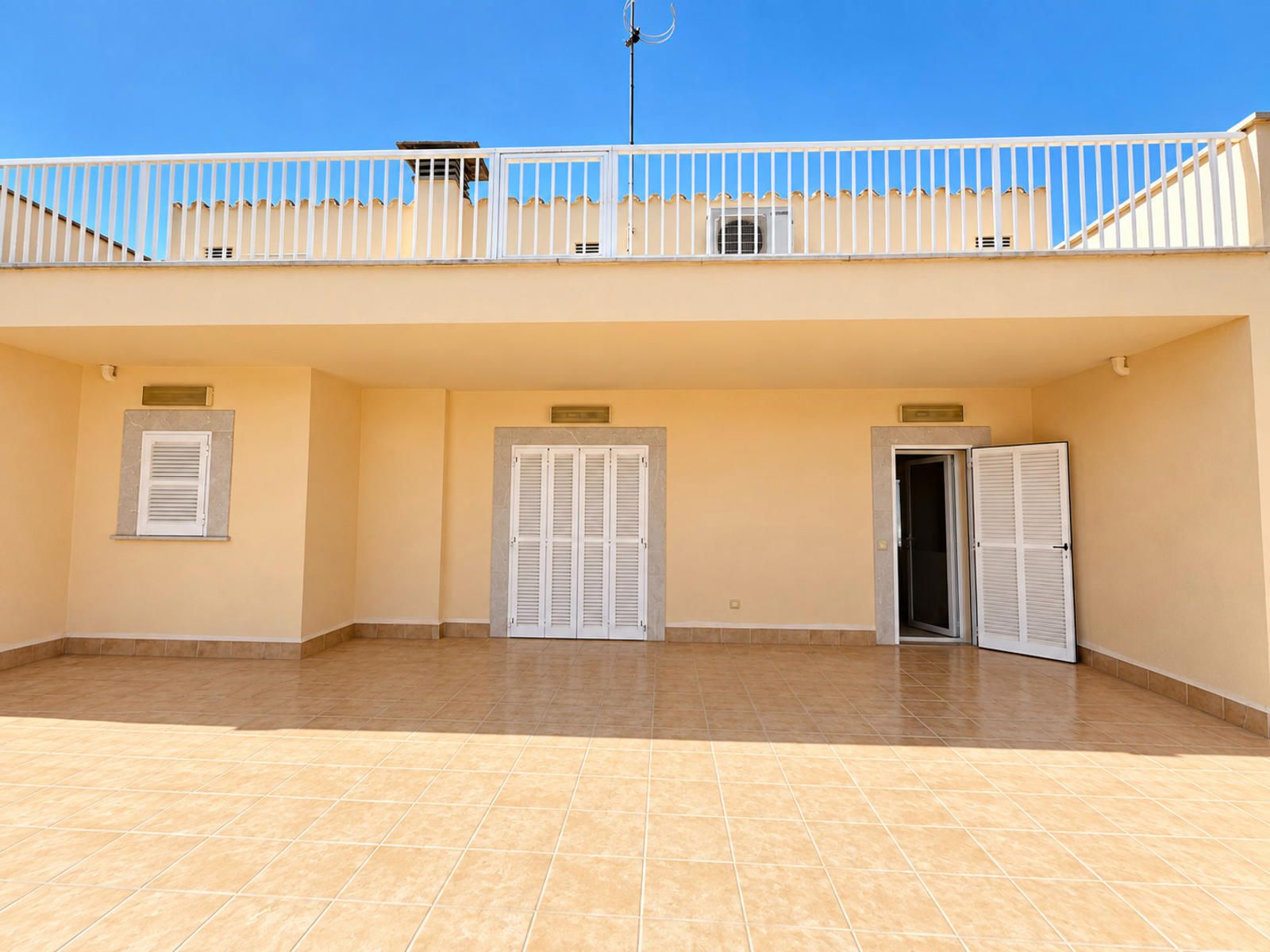 Exclusive single-family home with garage and terraces