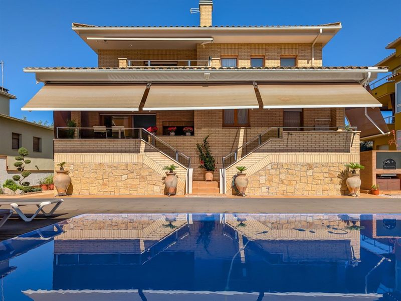 Chalet Independiente en venta Banyoles, Girona. Ref: 3684. Habitaa