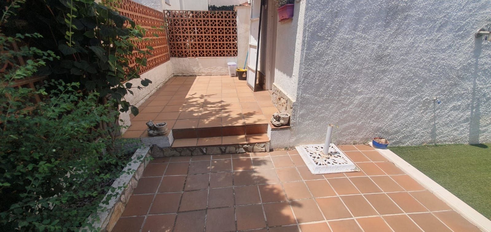 Descobreix aquest habitatge situat en una de les zones residencials de  Roses - Foto 2