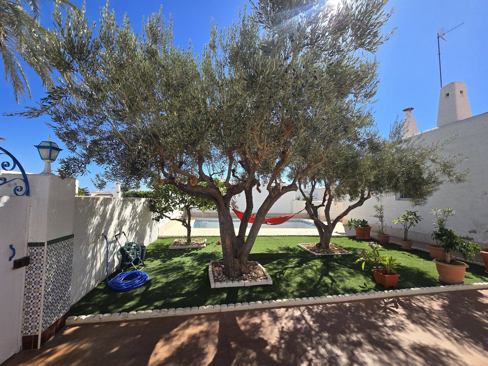 Exclusiva villa independiente frente al mar con piscina privada y amplios jardines - Foto 4