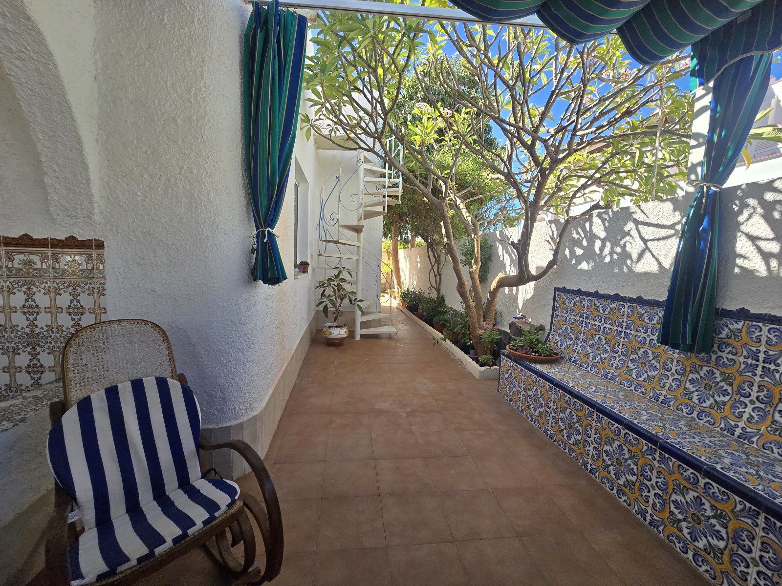 Exclusiva villa independiente frente al mar con piscina privada y amplios jardines - Foto 13
