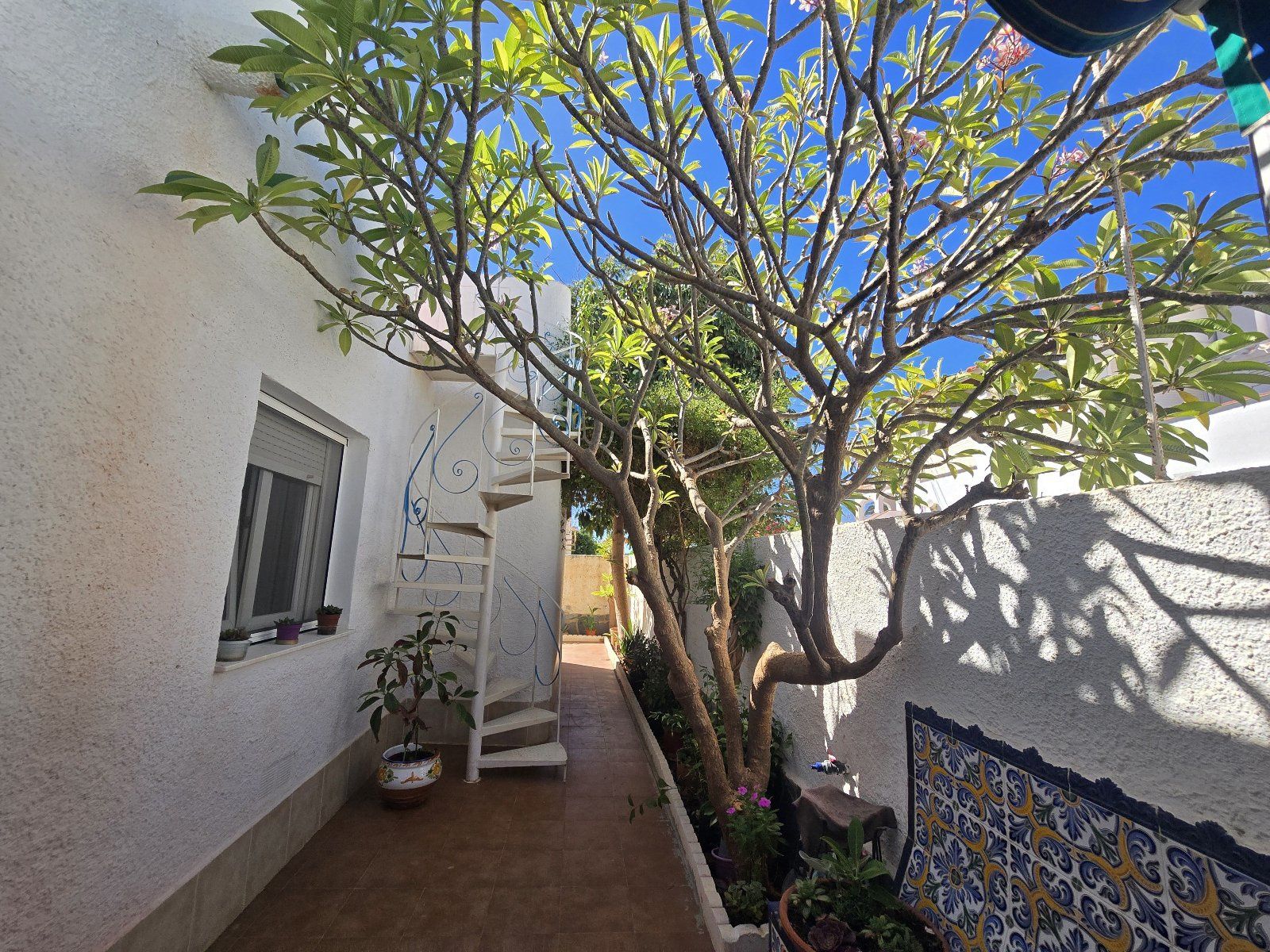 Exclusiva villa independiente frente al mar con piscina privada y amplios jardines - Foto 35
