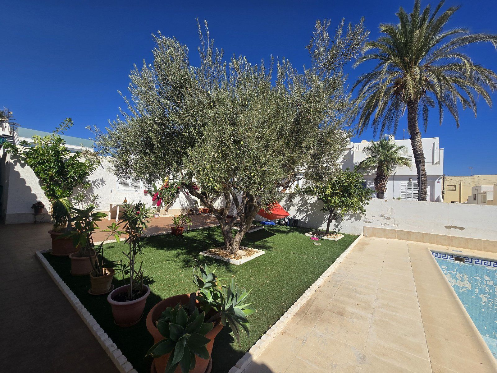 Exclusiva villa independiente frente al mar con piscina privada y amplios jardines - Foto 15