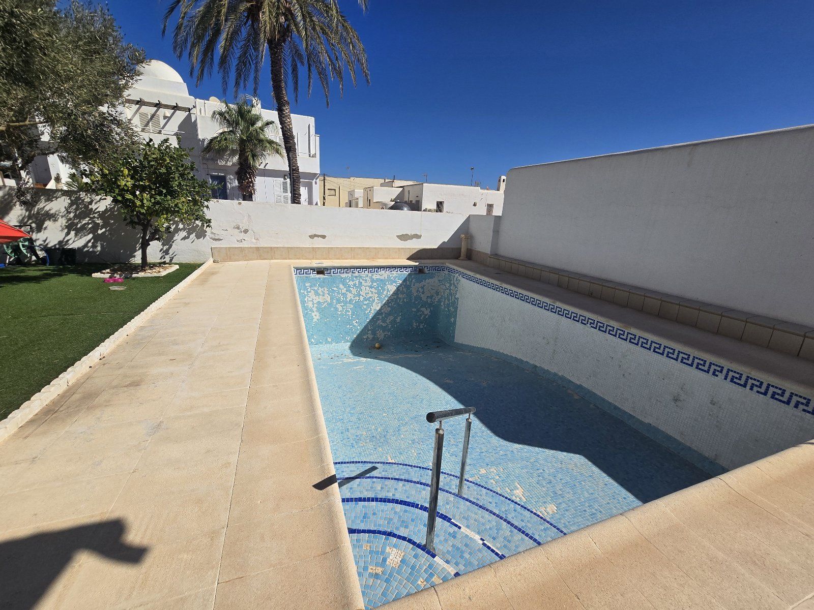Exclusiva villa independiente frente al mar con piscina privada y amplios jardines - Foto 36