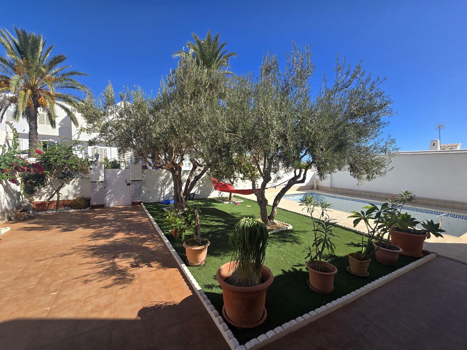 Exclusiva villa independiente frente al mar con piscina privada y amplios jardines - Foto 5