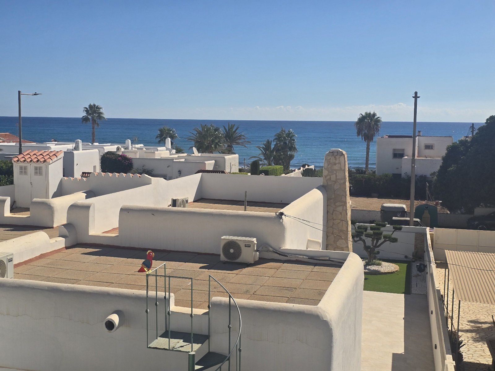 Exclusiva villa independiente frente al mar con piscina privada y amplios jardines - Foto 3