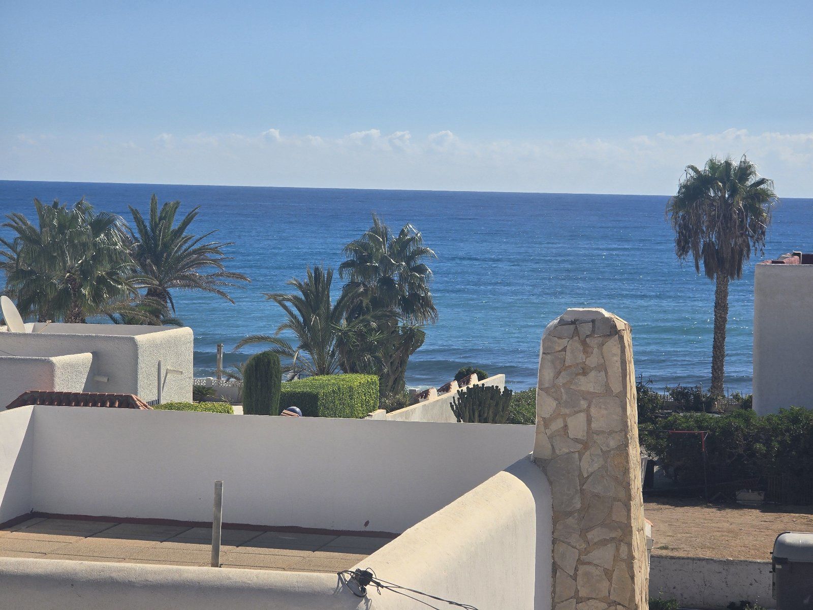 Exclusiva villa independiente frente al mar con piscina privada y amplios jardines - Foto 1