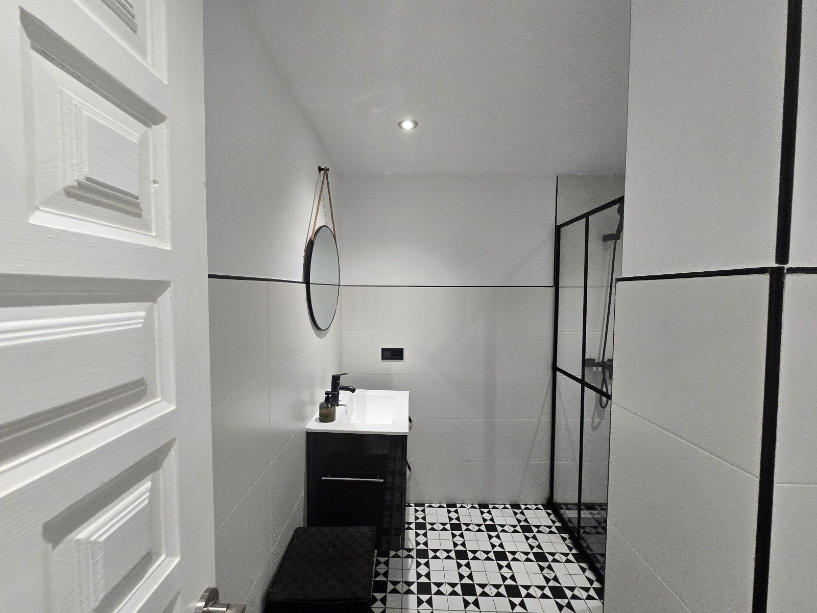 .Fully Renovated 2-Bedroom Apartment 50 Meters from the Beach in Garrucha