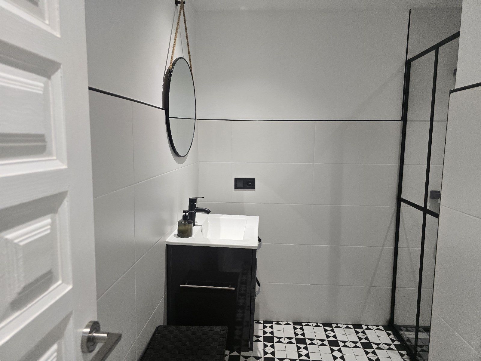 .Fully Renovated 2-Bedroom Apartment 50 Meters from the Beach in Garrucha