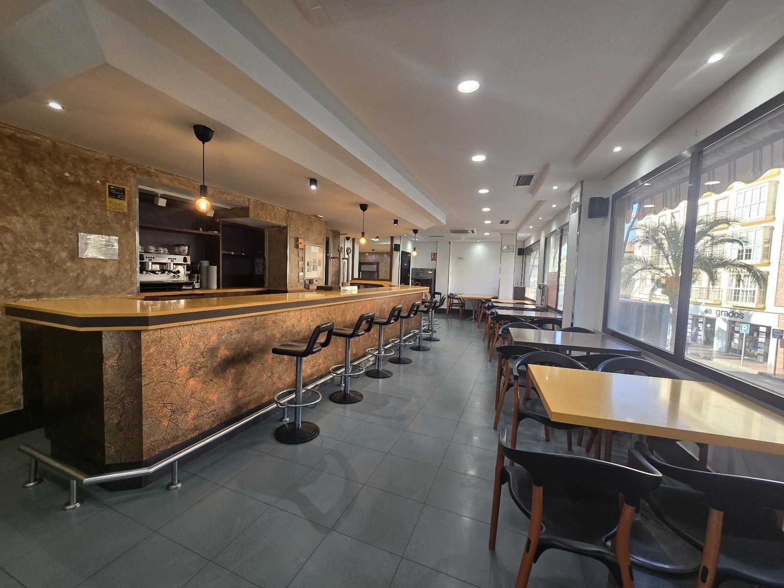 Restaurant à vendre au cœur de Huércal-Overa avec terrasse de 200 m²