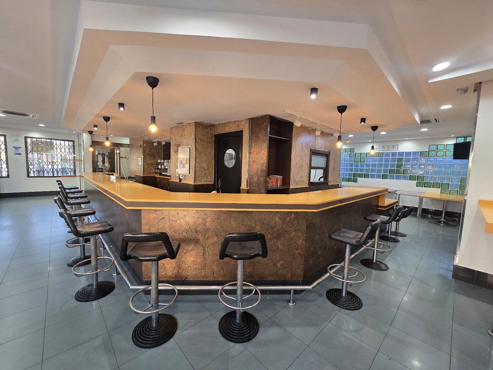 Restaurant à vendre au cœur de Huércal-Overa avec terrasse de 200 m²