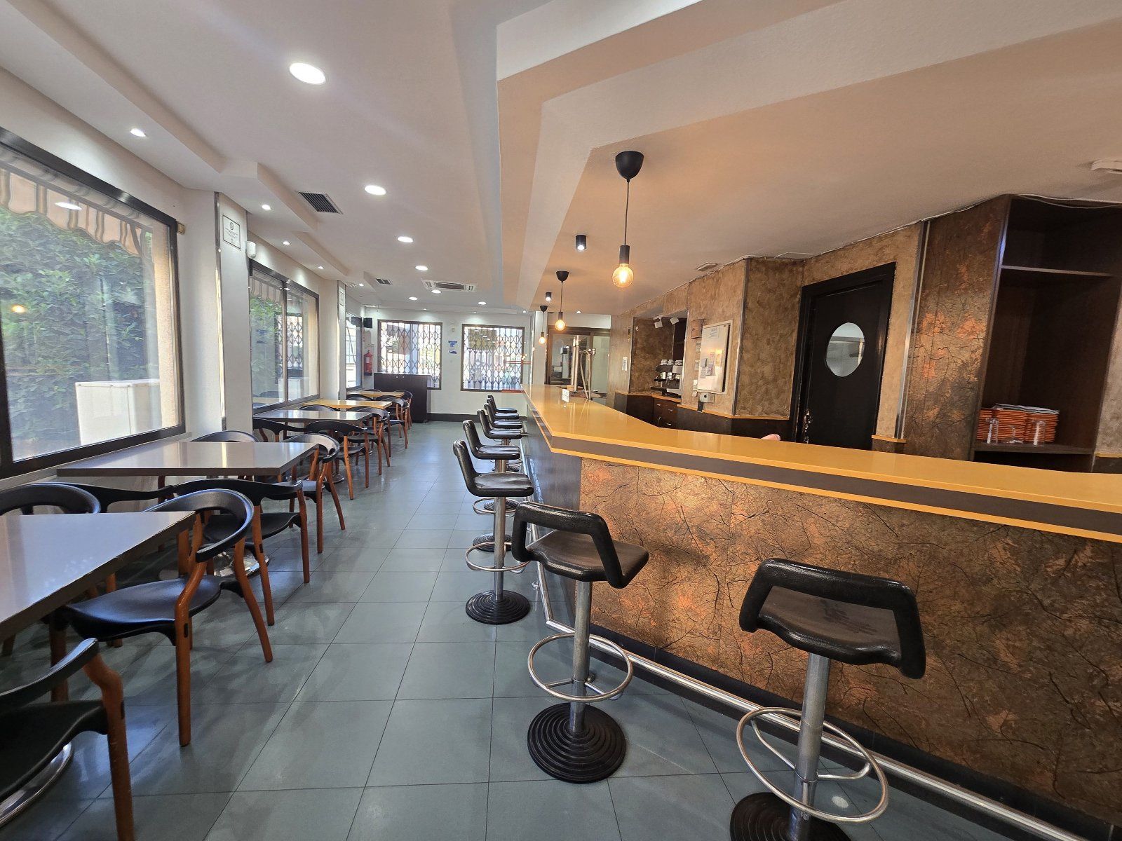 Restaurant à vendre au cœur de Huércal-Overa avec terrasse de 200 m²