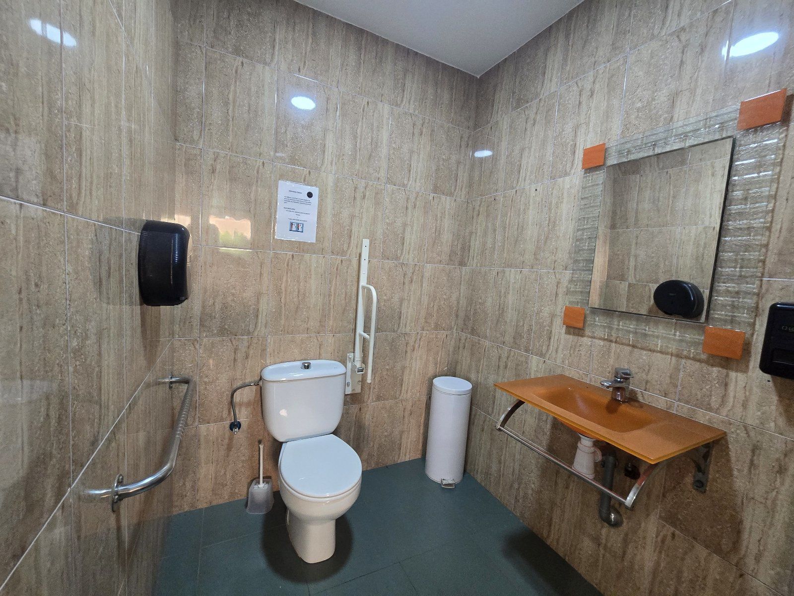 Restaurant à vendre au cœur de Huércal-Overa avec terrasse de 200 m²