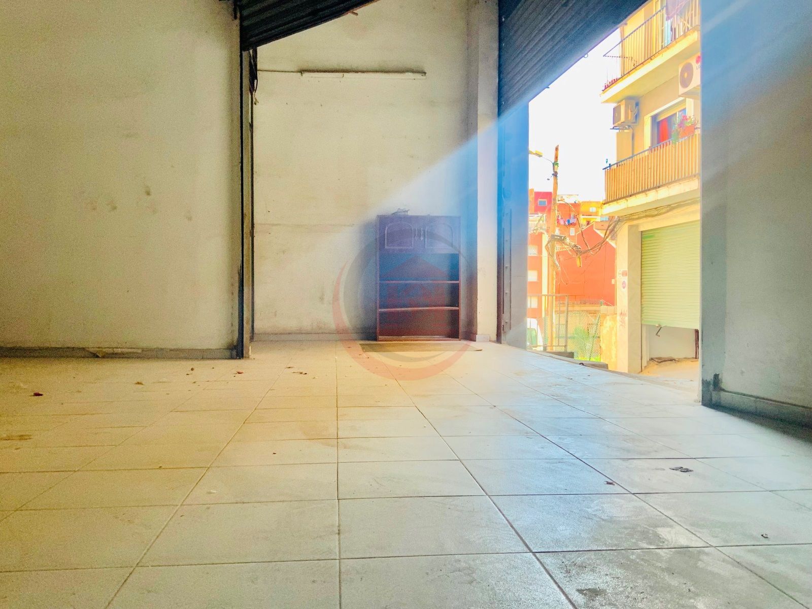 LOCAL MUY AMPLIO DE 245 m² CON GRANDES POSIBILIDADES EN BADALONA - Foto 8