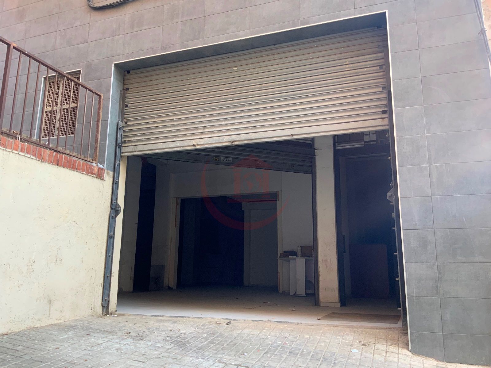 LOCAL MUY AMPLIO DE 245 m² CON GRANDES POSIBILIDADES EN BADALONA - Foto 3