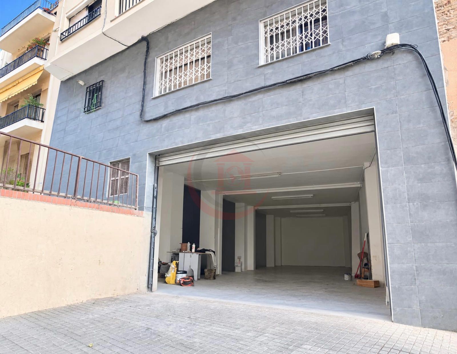 LOCAL MUY AMPLIO DE 245 m² CON GRANDES POSIBILIDADES EN BADALONA - Foto 2