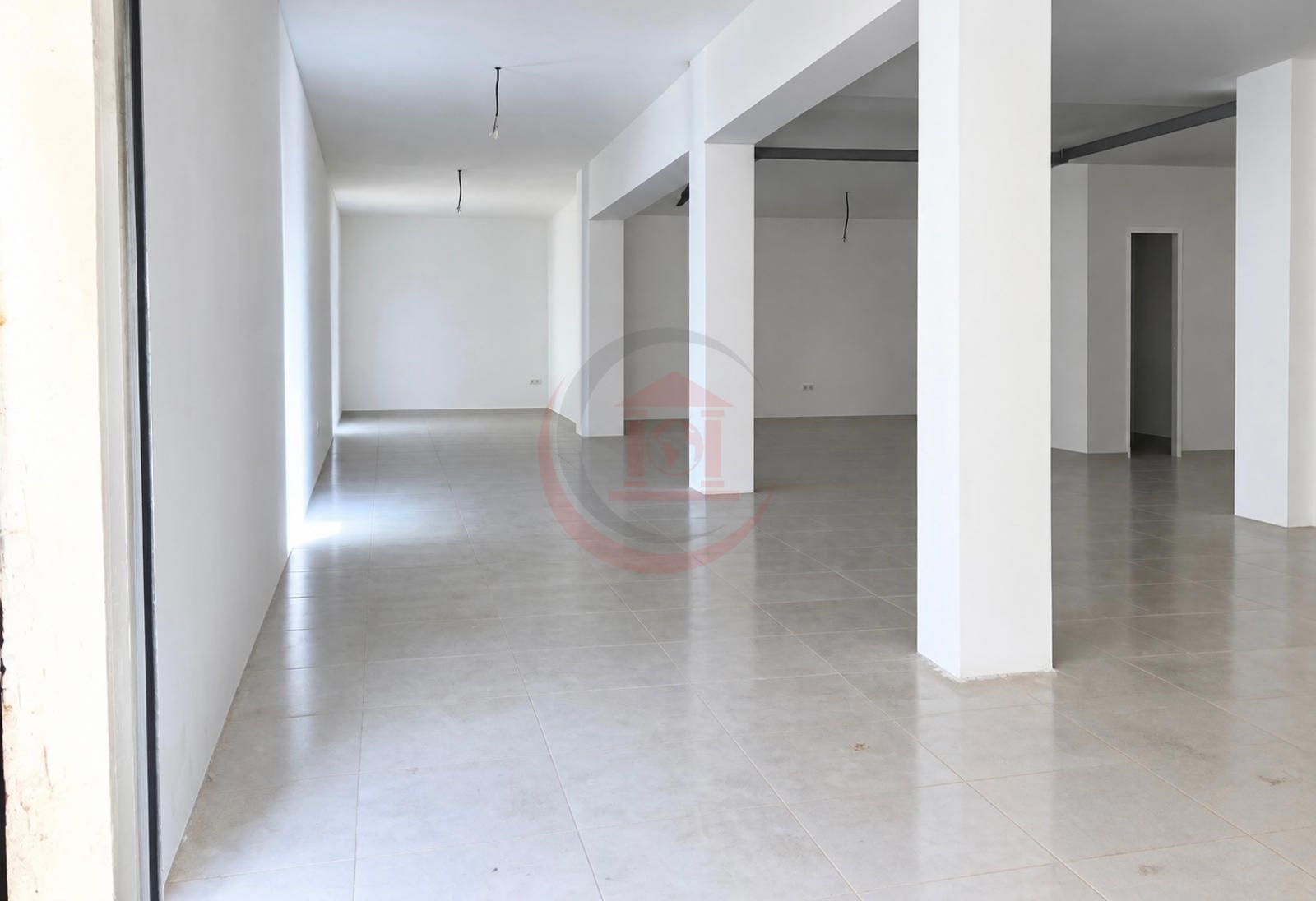 LOCAL MUY AMPLIO DE 245 m² CON GRANDES POSIBILIDADES EN BADALONA - Foto 1