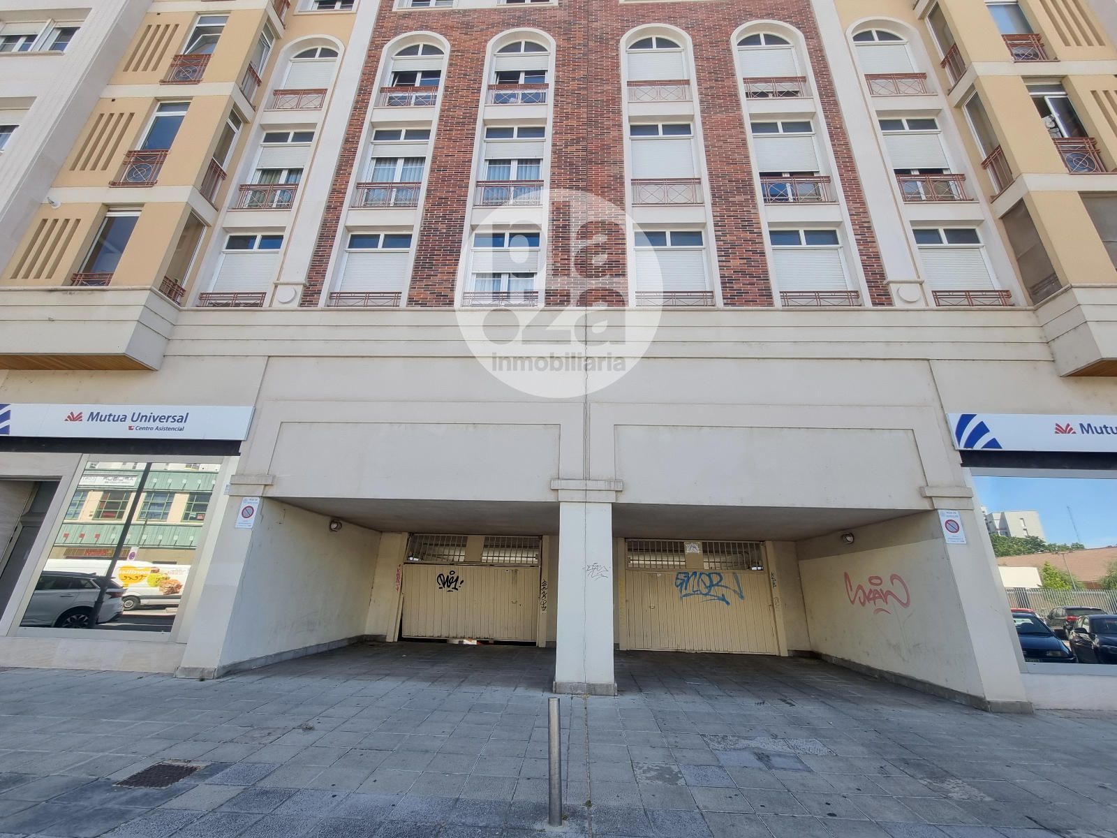 Se vende amplia plaza de garaje situada en la calle Juan de Padilla - Foto 2