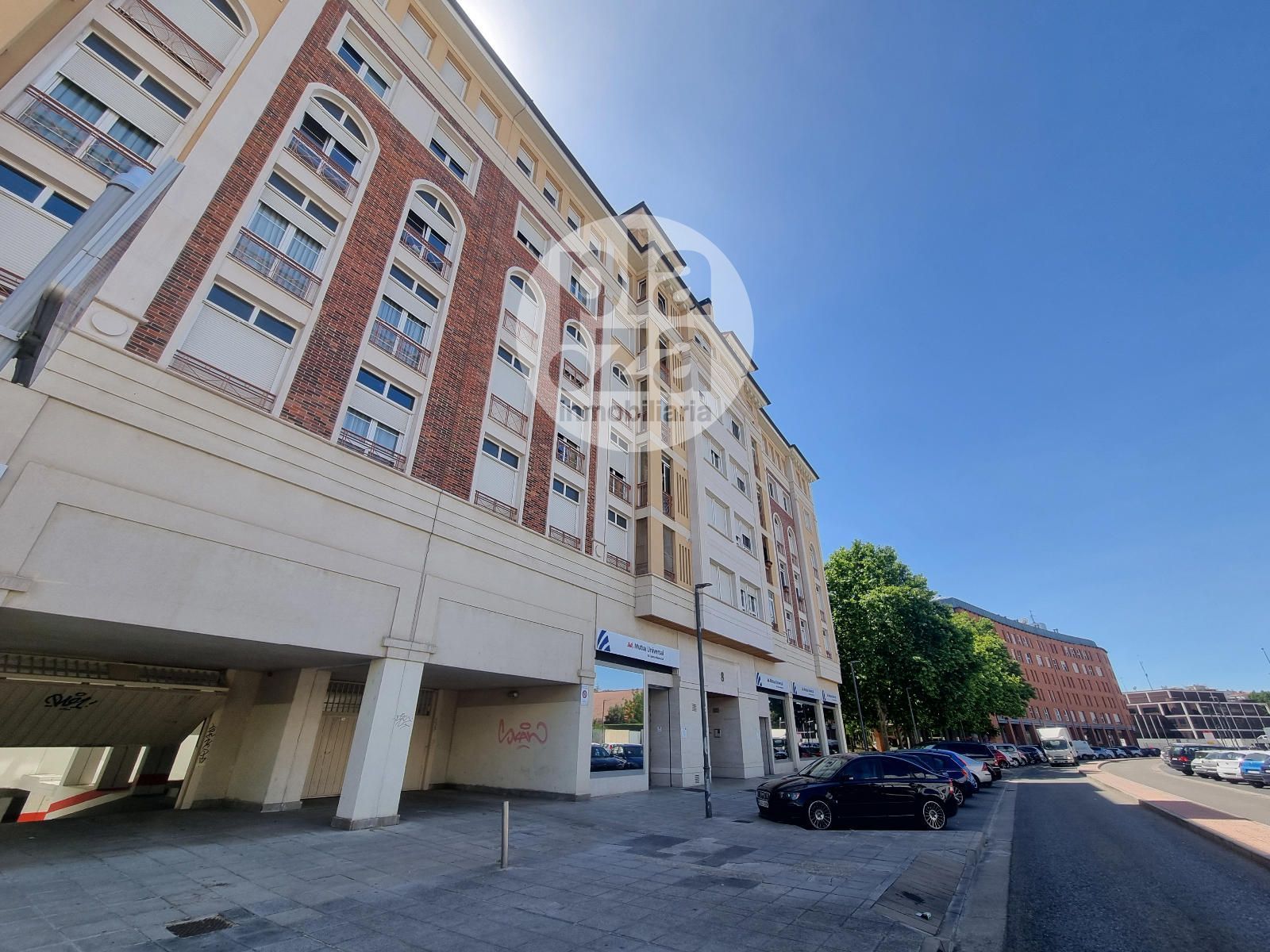 Se vende amplia plaza de garaje situada en la calle Juan de Padilla - Foto 1