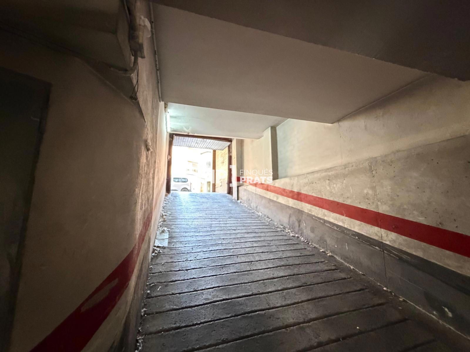 Plaza de aparcamiento en venta en Zona Alta – Calle Vallcalent - Foto 4