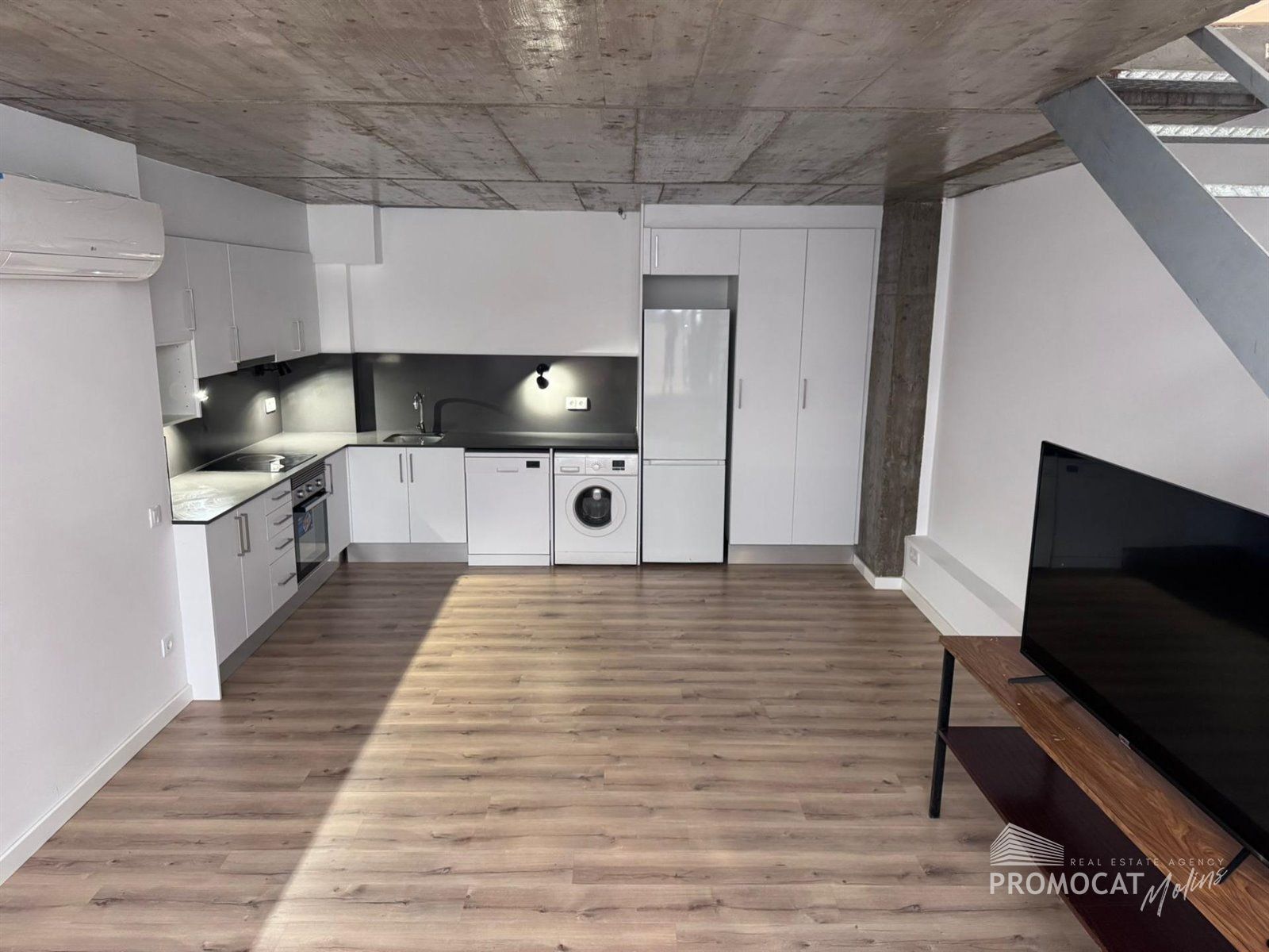 Oportunidad única en Esplugues de Llobregat: local con diseño tipo loft en dos alturas - Foto 2