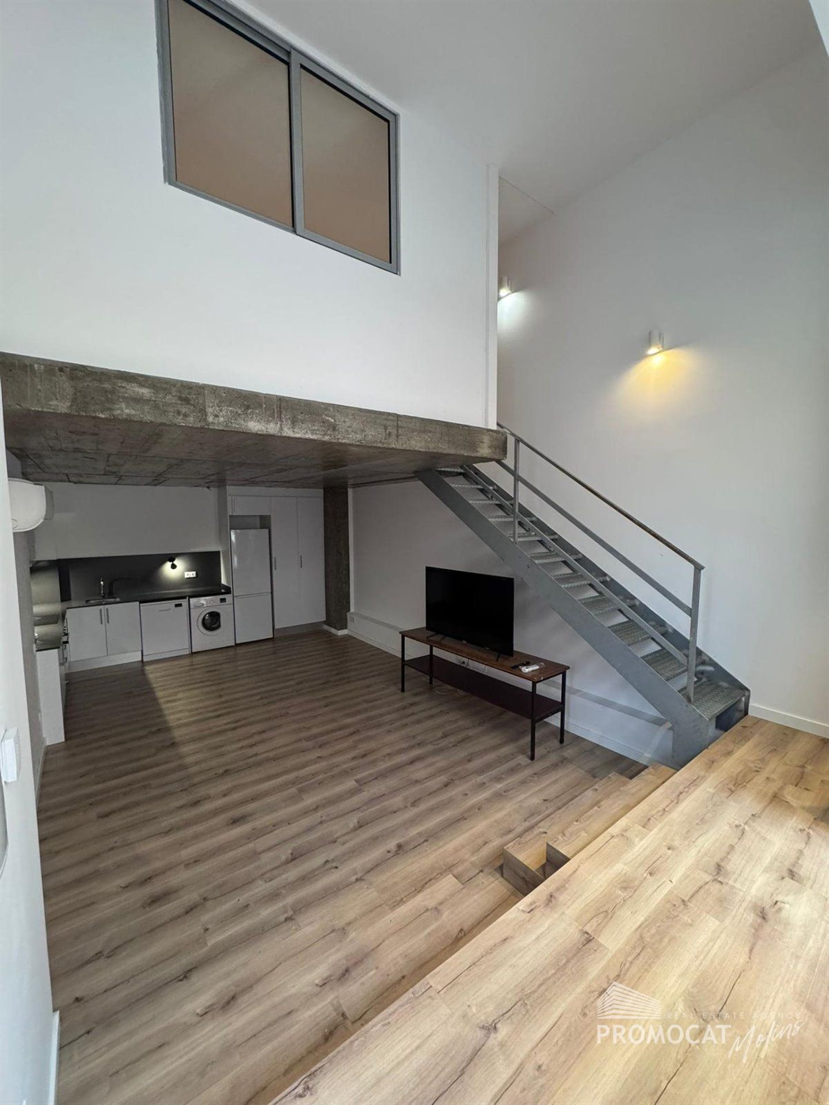 Oportunidad única en Esplugues de Llobregat: local con diseño tipo loft en dos alturas - Foto 3
