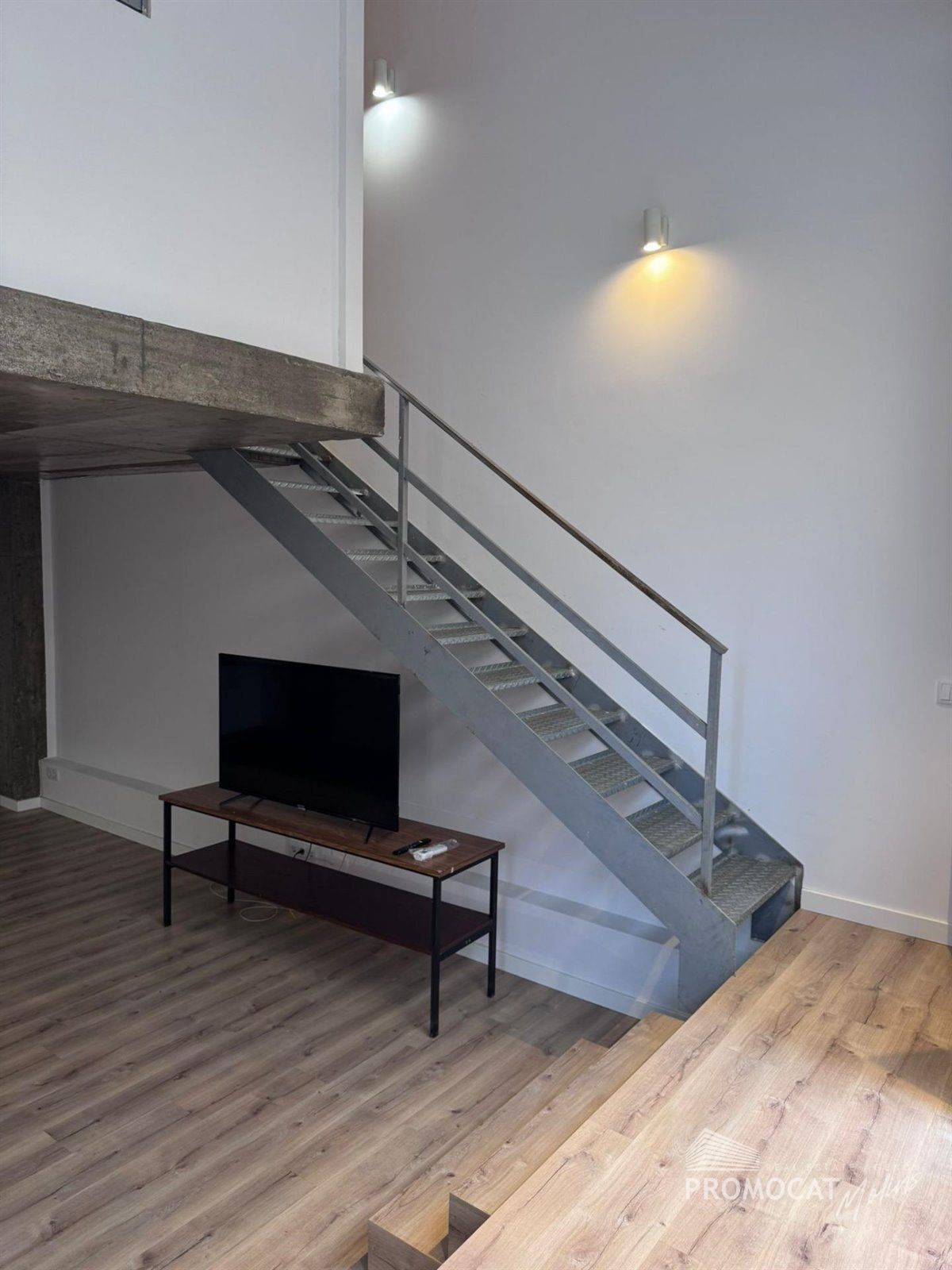 Oportunidad única en Esplugues de Llobregat: local con diseño tipo loft en dos alturas - Foto 4