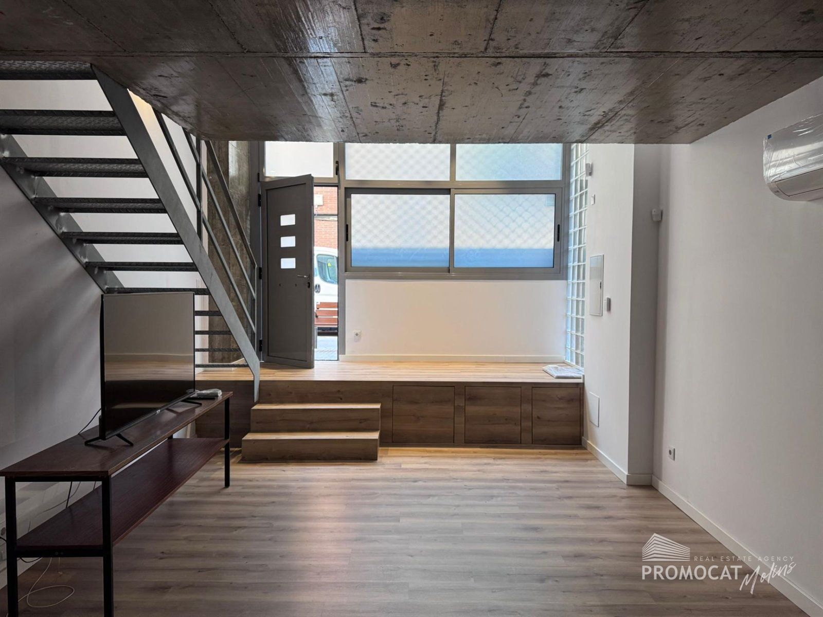 Oportunidad única en Esplugues de Llobregat: local con diseño tipo loft en dos alturas - Foto 5