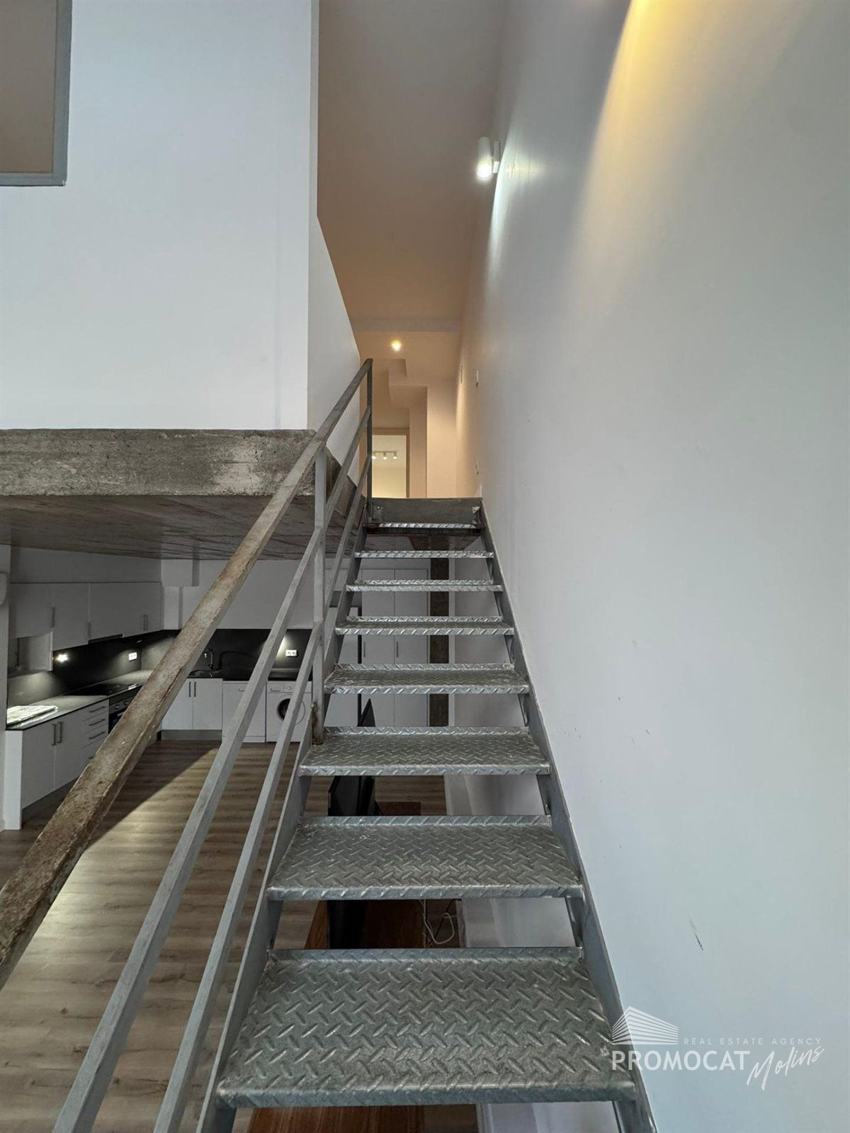Oportunidad única en Esplugues de Llobregat: local con diseño tipo loft en dos alturas - Foto 7