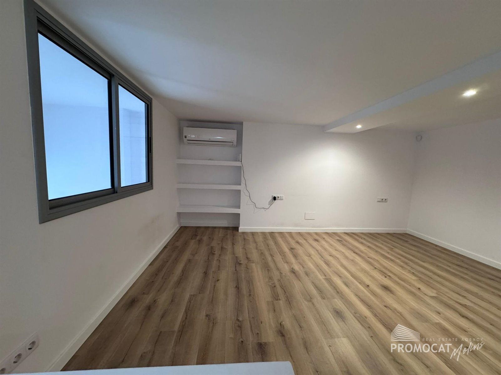 Oportunidad única en Esplugues de Llobregat: local con diseño tipo loft en dos alturas - Foto 8
