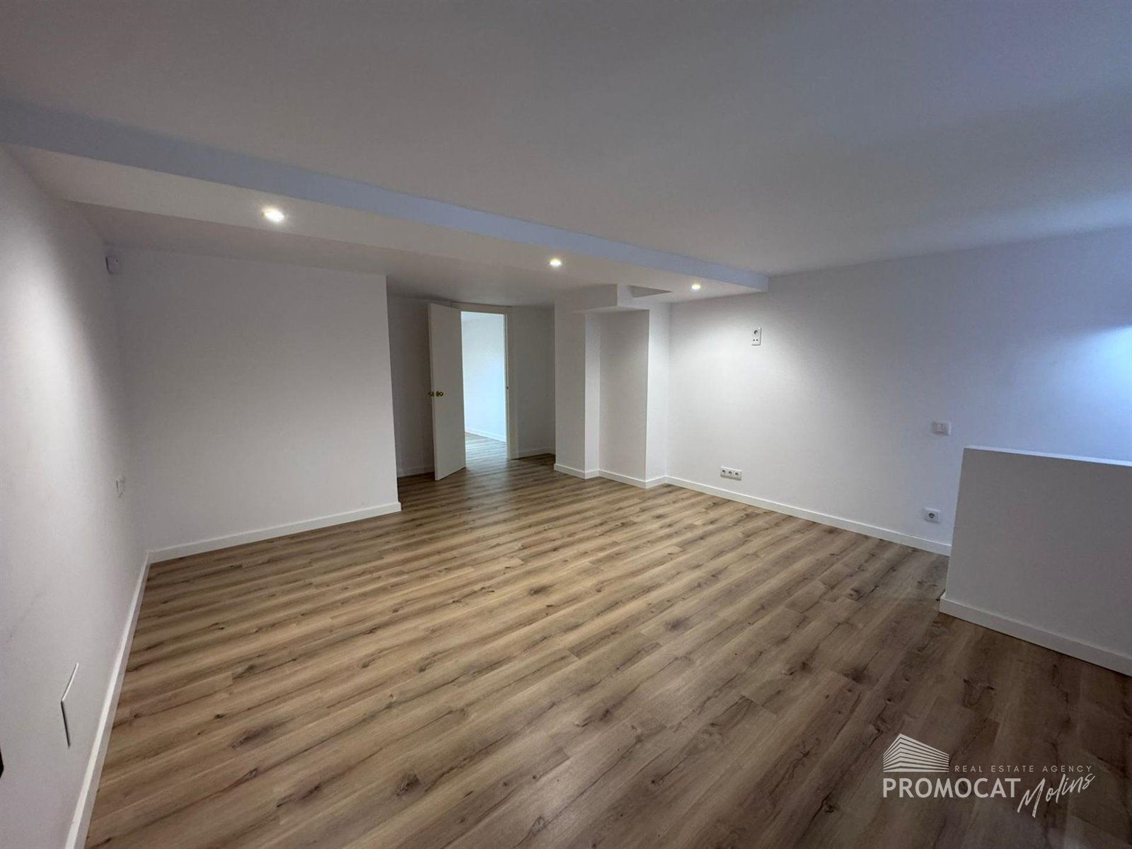 Oportunidad única en Esplugues de Llobregat: local con diseño tipo loft en dos alturas - Foto 9