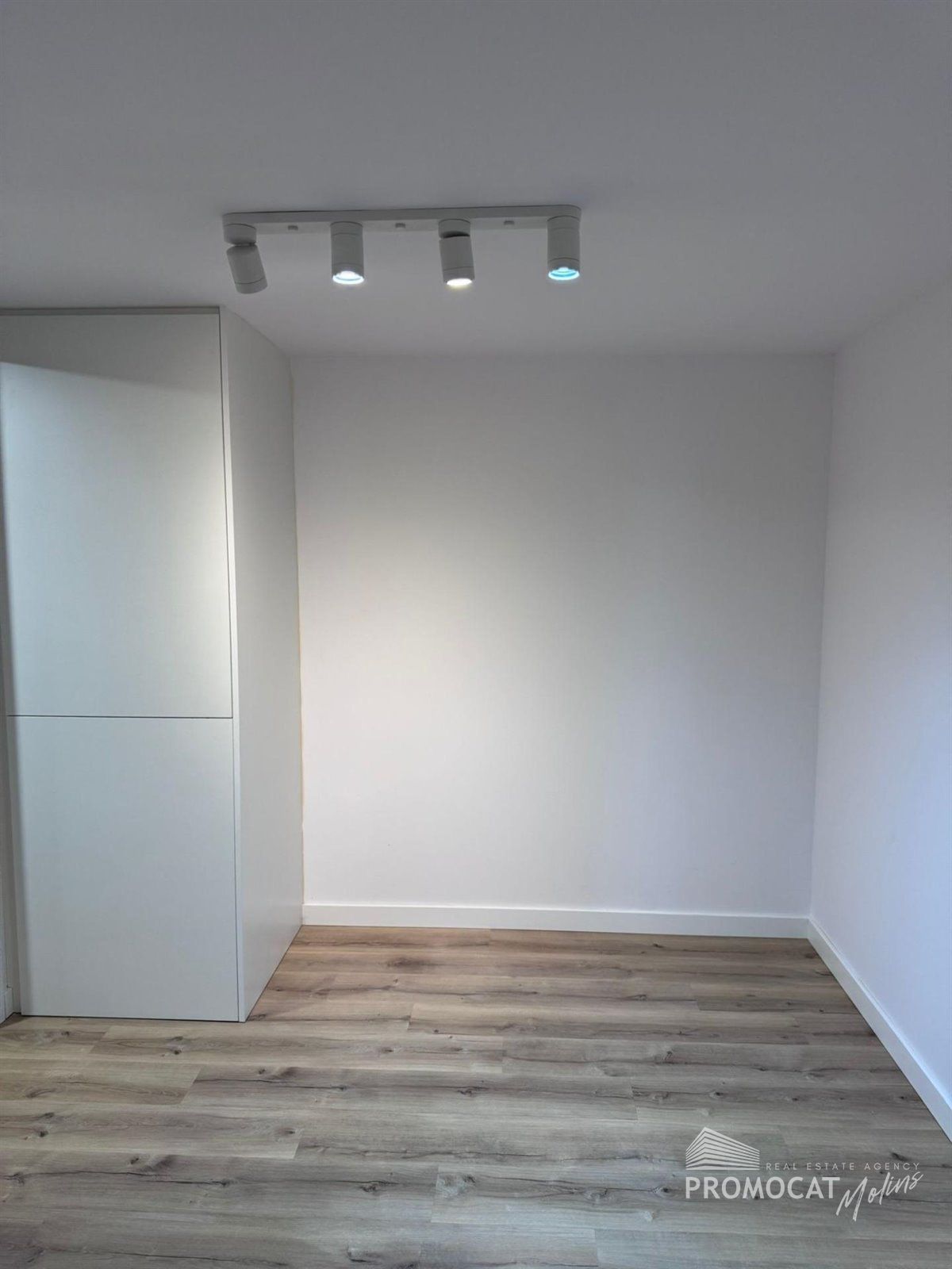 Oportunidad única en Esplugues de Llobregat: local con diseño tipo loft en dos alturas - Foto 10