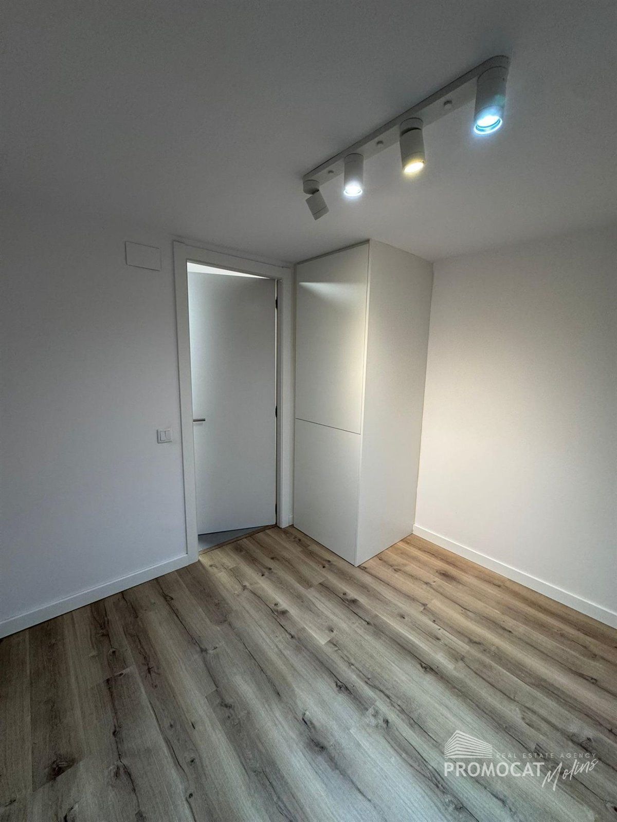 Oportunidad única en Esplugues de Llobregat: local con diseño tipo loft en dos alturas - Foto 11