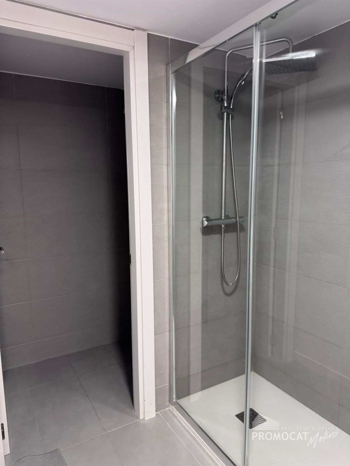 Oportunidad única en Esplugues de Llobregat: local con diseño tipo loft en dos alturas - Foto 12