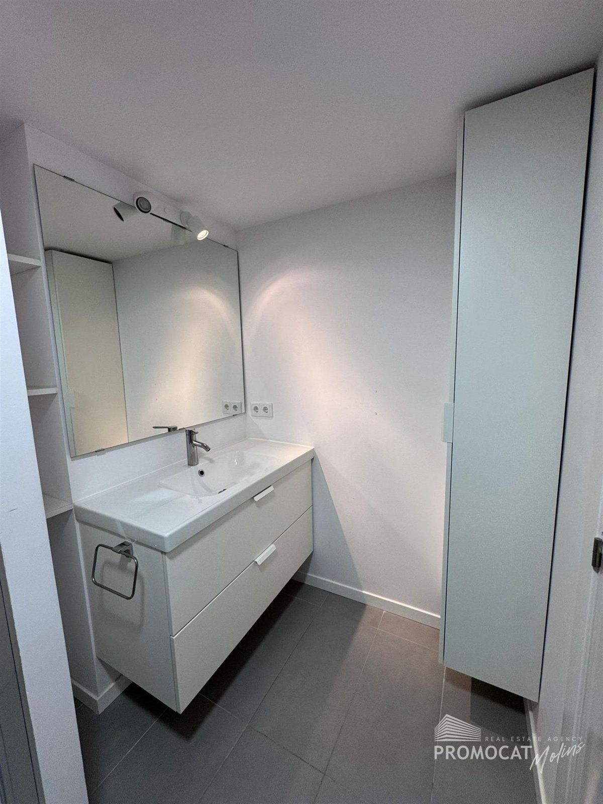 Oportunidad única en Esplugues de Llobregat: local con diseño tipo loft en dos alturas - Foto 13