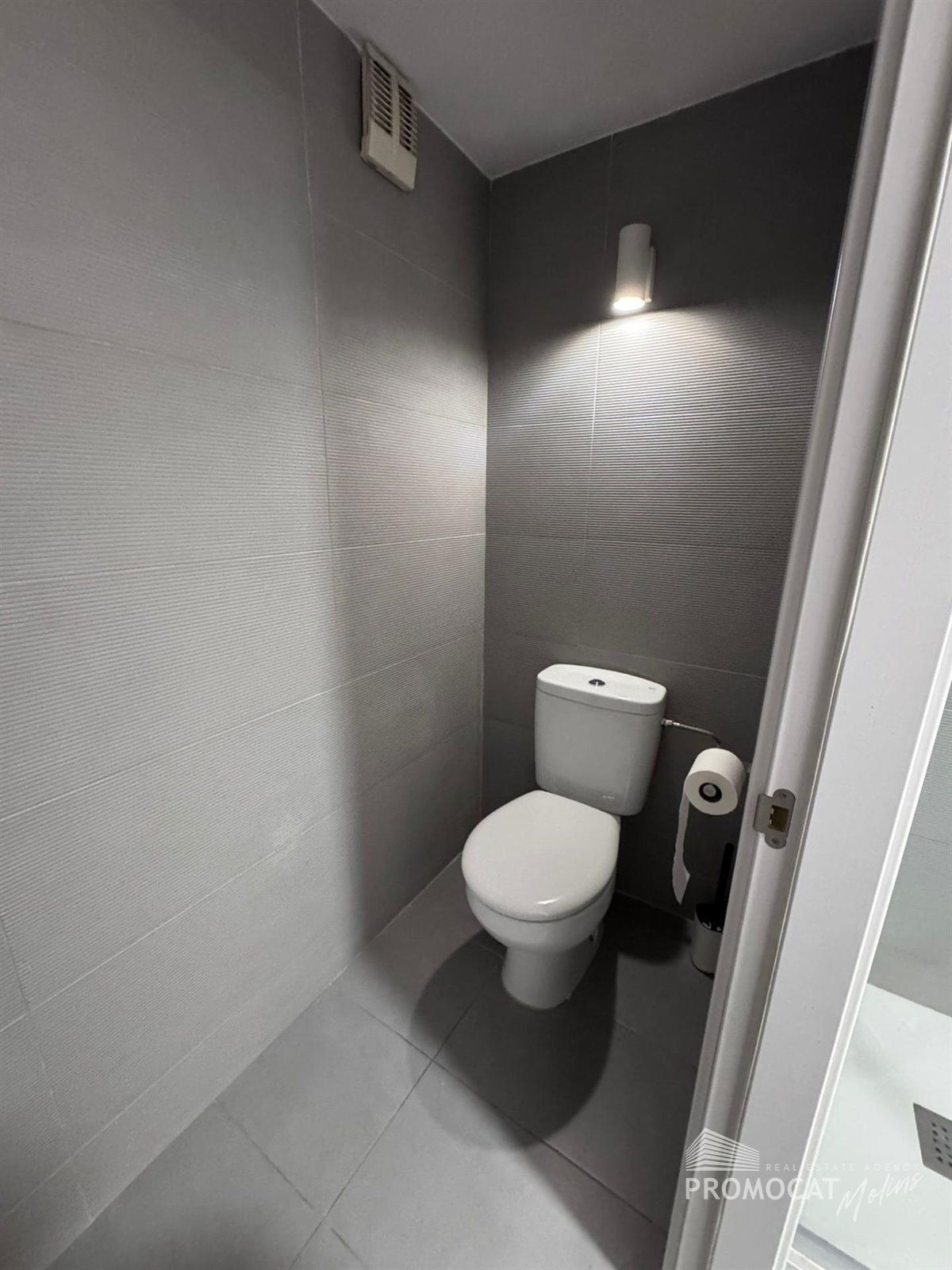 Oportunidad única en Esplugues de Llobregat: local con diseño tipo loft en dos alturas - Foto 14