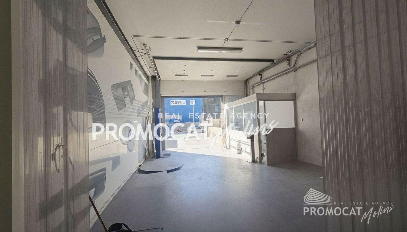 Espectacular Nave Industrial de 789 m² con Patio de 300 m² en El Papiol (C/ Indústria) - Foto 2