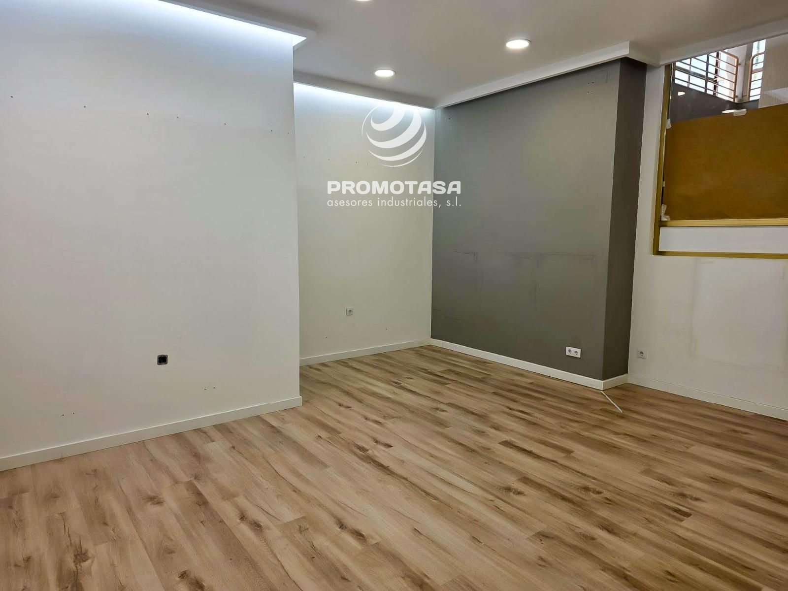 LOCATION OF 34 M² LOCATED AT THE MAIN ENTRANCE TO A SHOPPING CENTER. VILLACENTER - Foto 3