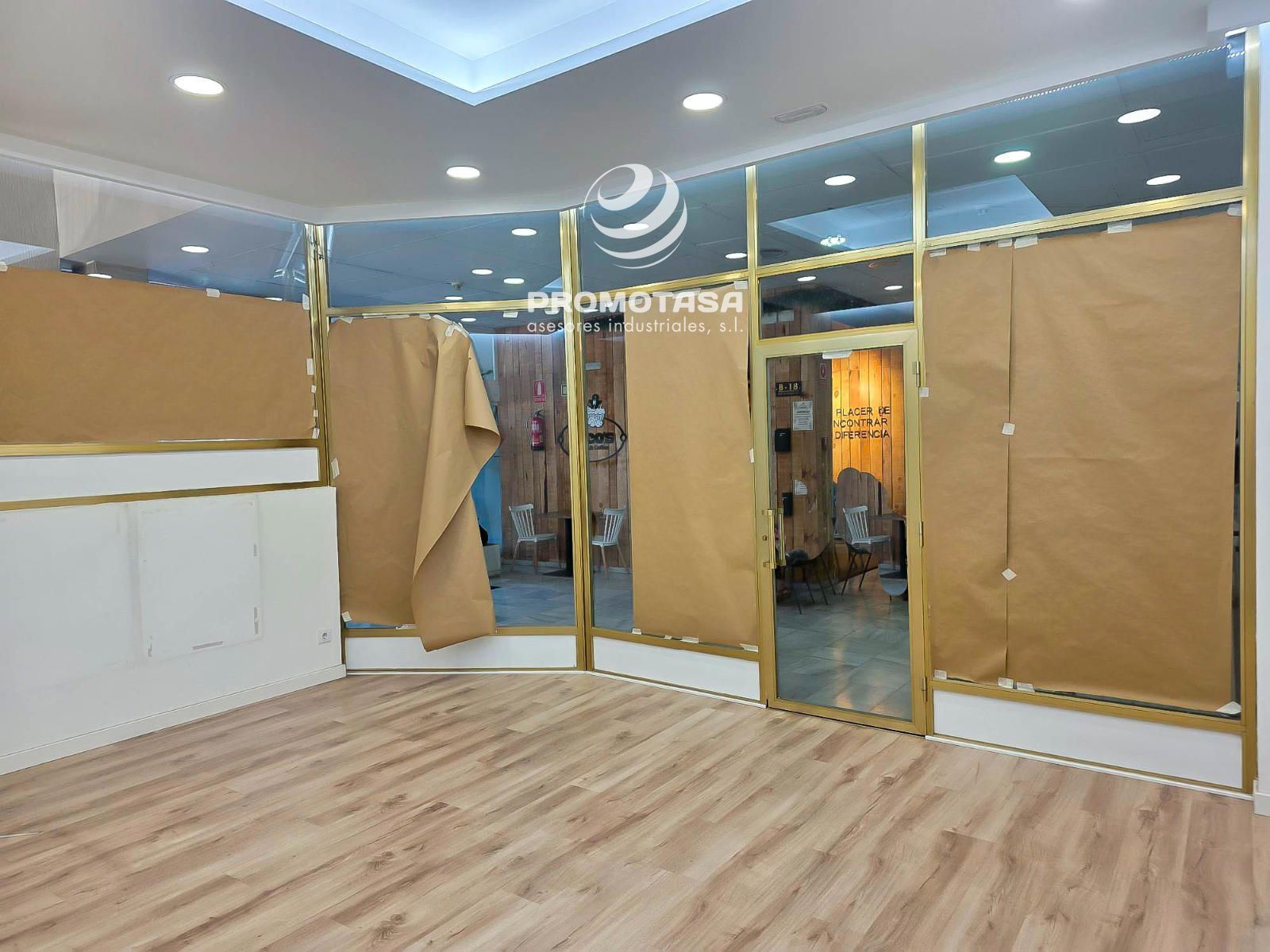 LOCATION OF 34 M² LOCATED AT THE MAIN ENTRANCE TO A SHOPPING CENTER. VILLACENTER - Foto 2