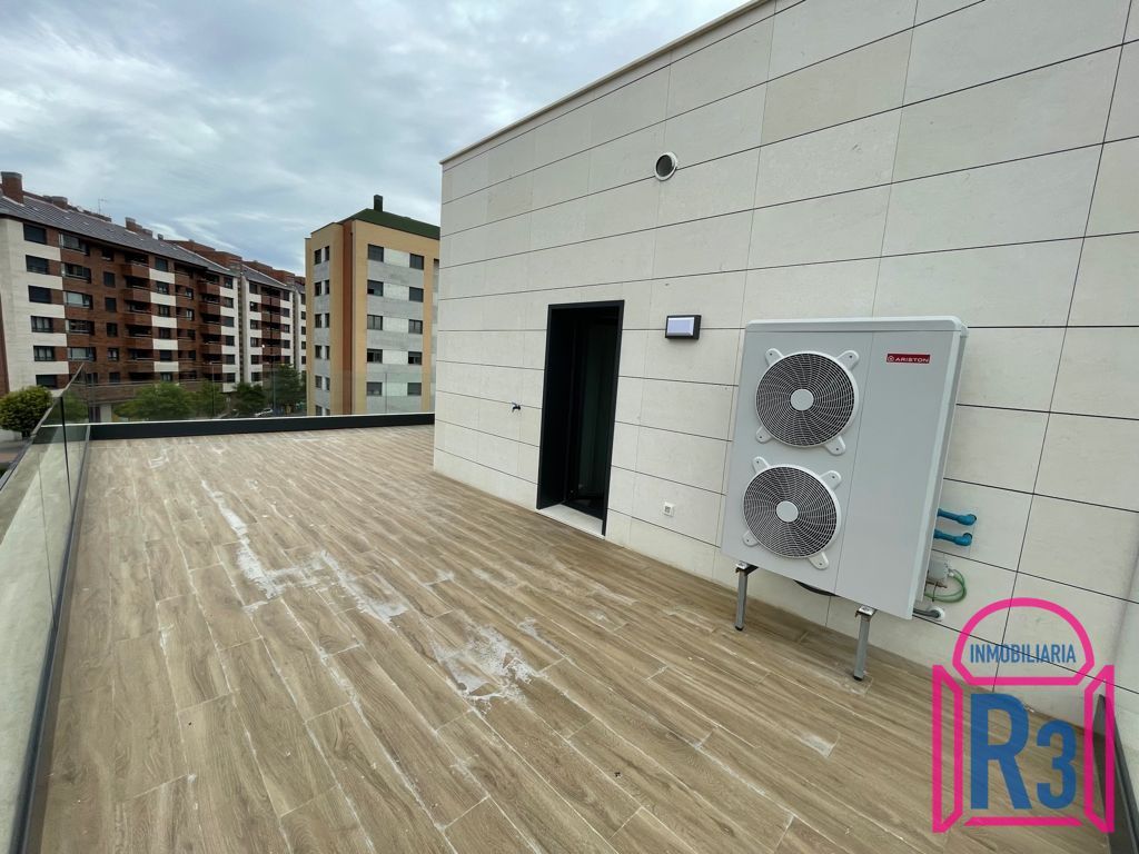 Chalets al lado del C.C Espacio León | Ref: 18385