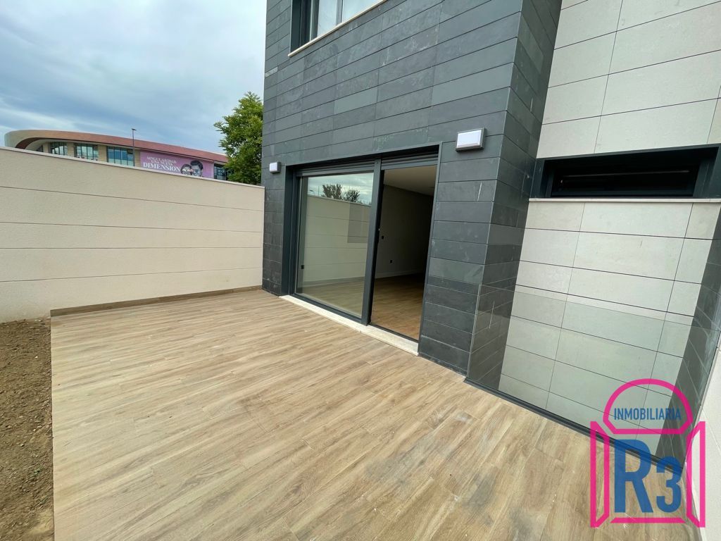 Chalets al lado del C.C Espacio León | Ref: 18385