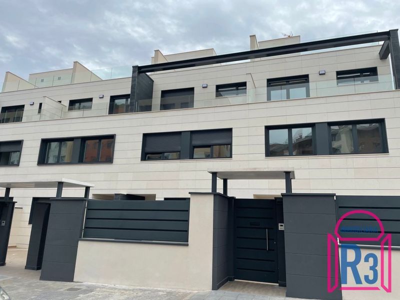 Chalets al lado del C.C Espacio León | Ref: 18385