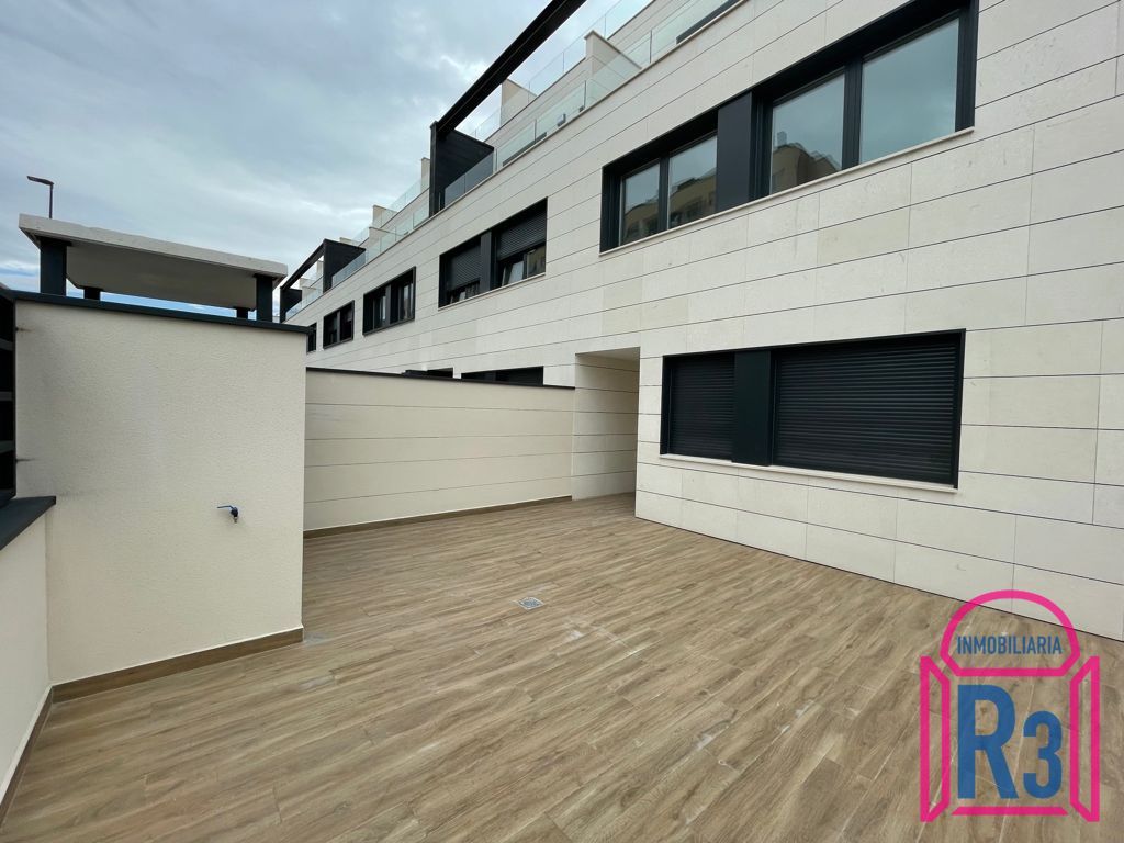 Chalets al lado del C.C Espacio León | Ref: 18385