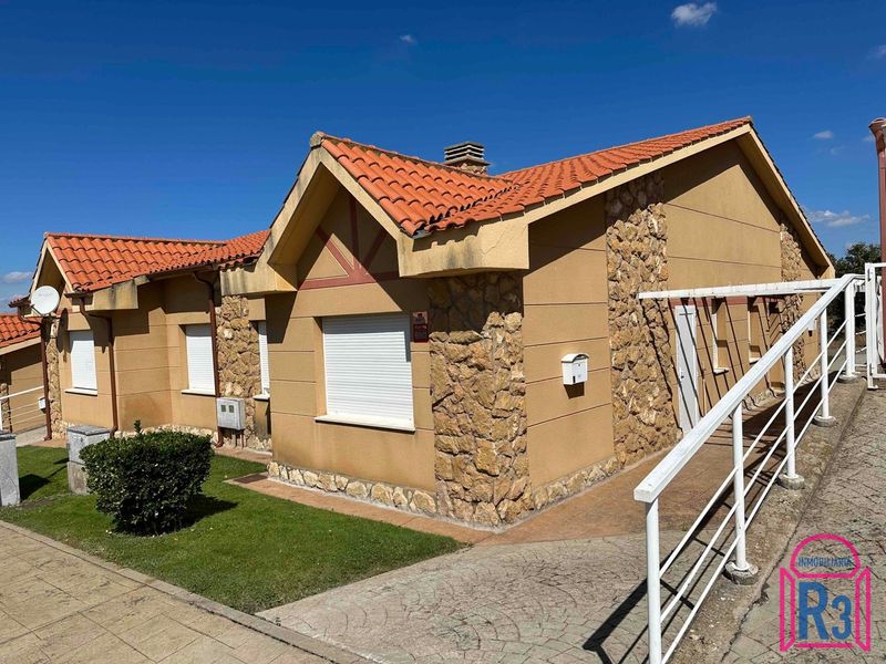 Chalet Adosado en venta San Miguel Del Camino, León. Ref: 19044. Inmobiliaria R3