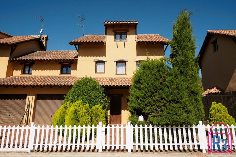 Chalet Adosado en venta San Miguel Del Camino, León. Ref: 19743. Inmobiliaria R3